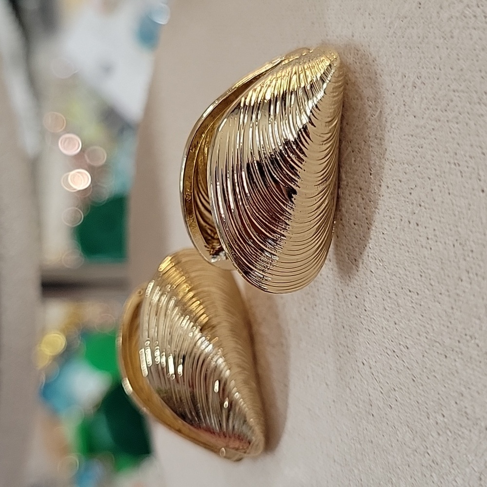 Mediterranean Mussel Clamshell Hinged Earrings 24$